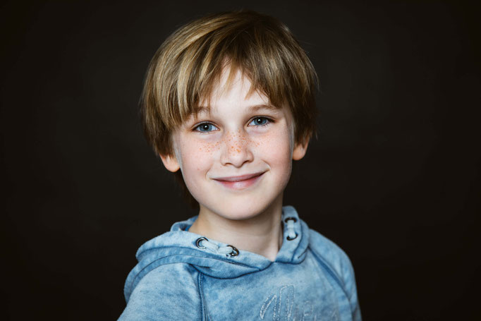 Lächelnder Junge auf einem Schulfoto