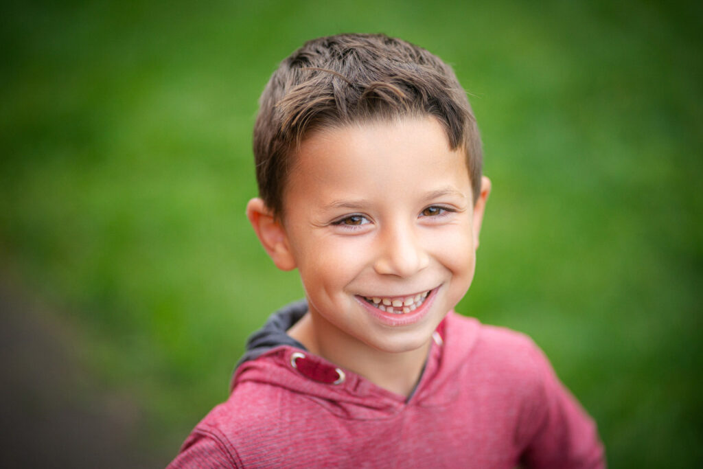 Lächelnder Junge auf einem modernen Schulfoto